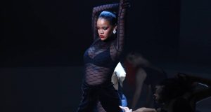 Rihanna na passarela da Savage X Fenty Foto: Dimitrios Kambouris / Getty Images for Savage X Fenty
